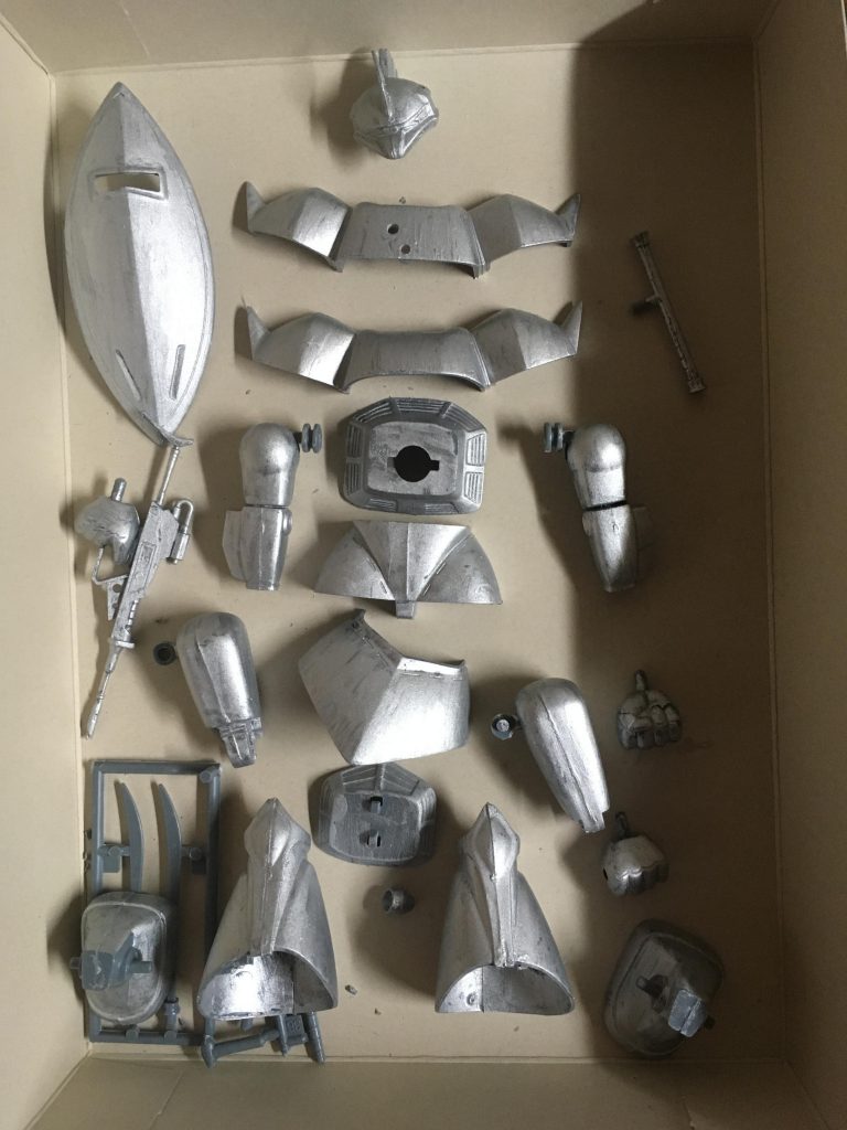 水性塗料シルバーによる下地塗装です。
ちなみに本塗装の画像は失くしてしまいましたが、ガンダムマーカーのインクによる筆塗りです。