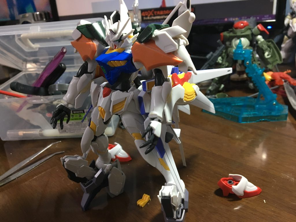 塗装前。
肩の形状は塗装終えて組むときに変更したので違っています。