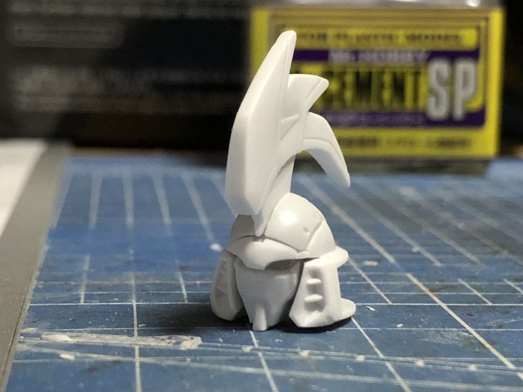 改修は頭部のみなので簡単ですが、IIの部分をエッチングノコで切り取ってRGの頭部に合わせるように組み合わせました。