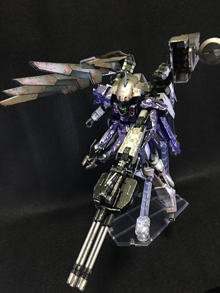 ポージングその3
翼部レーザー砲を展開した状態です、
この状態だとピンとくる方も多いかもしれませんが、翼のモチーフはAC4シリーズの「EC-O307AB(破壊天使砲)」です。