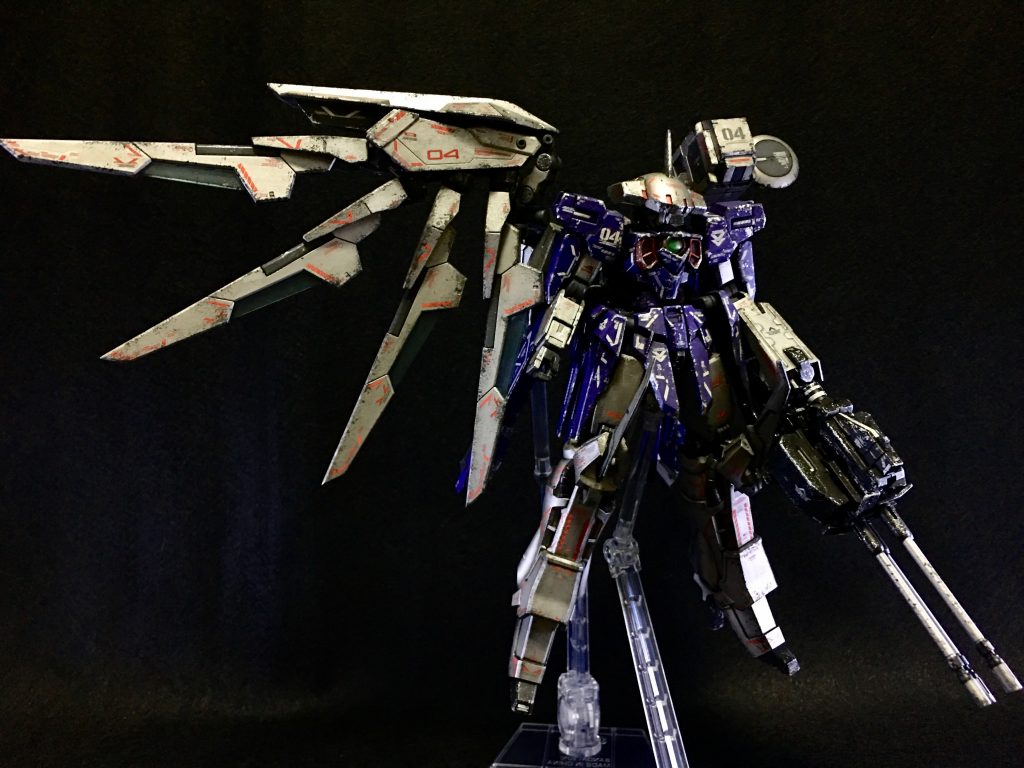 フル装備「舌禍をもたらす女神」
この状態だと翼が重すぎて傾くため中腹で二股にしたディスプレイアームを追加し、3点支持でディスプレイしています。