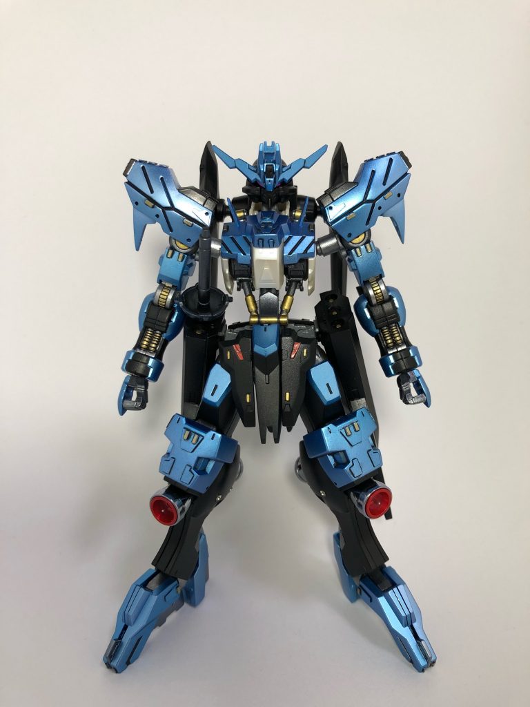 正面から
ブラック下地の上にブルーパールで塗装しています。メインの青塗料の配分はほぼ目分量で自分が一番好きな色にw
肩が若干窮屈で腕を真っ直ぐ下に下ろせなかったので肩関節を3mmプラ棒で延長しました。