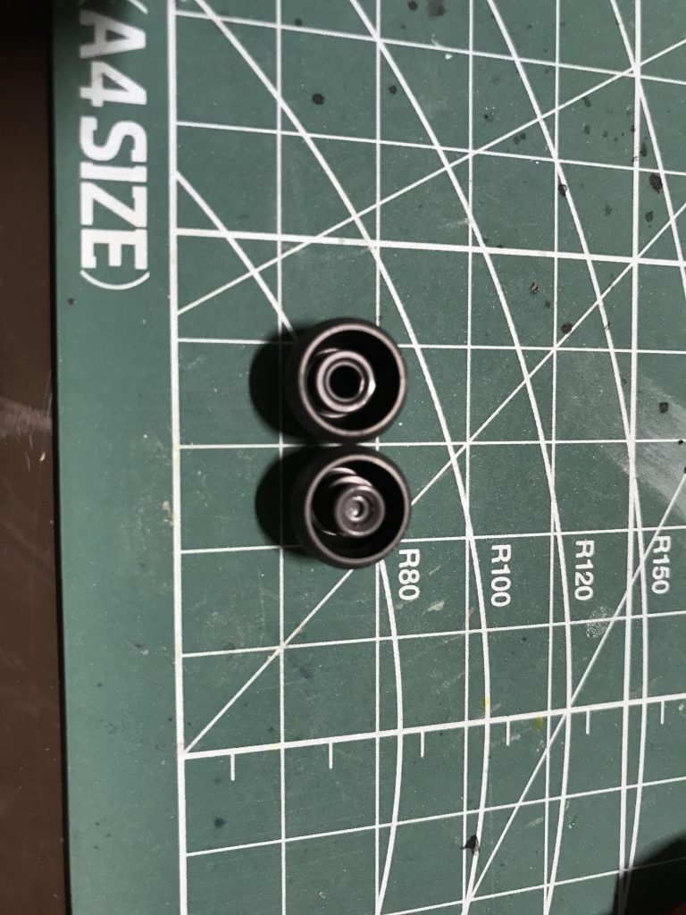 脚部後ろのスラスターにはスラスターを中に追加してます。