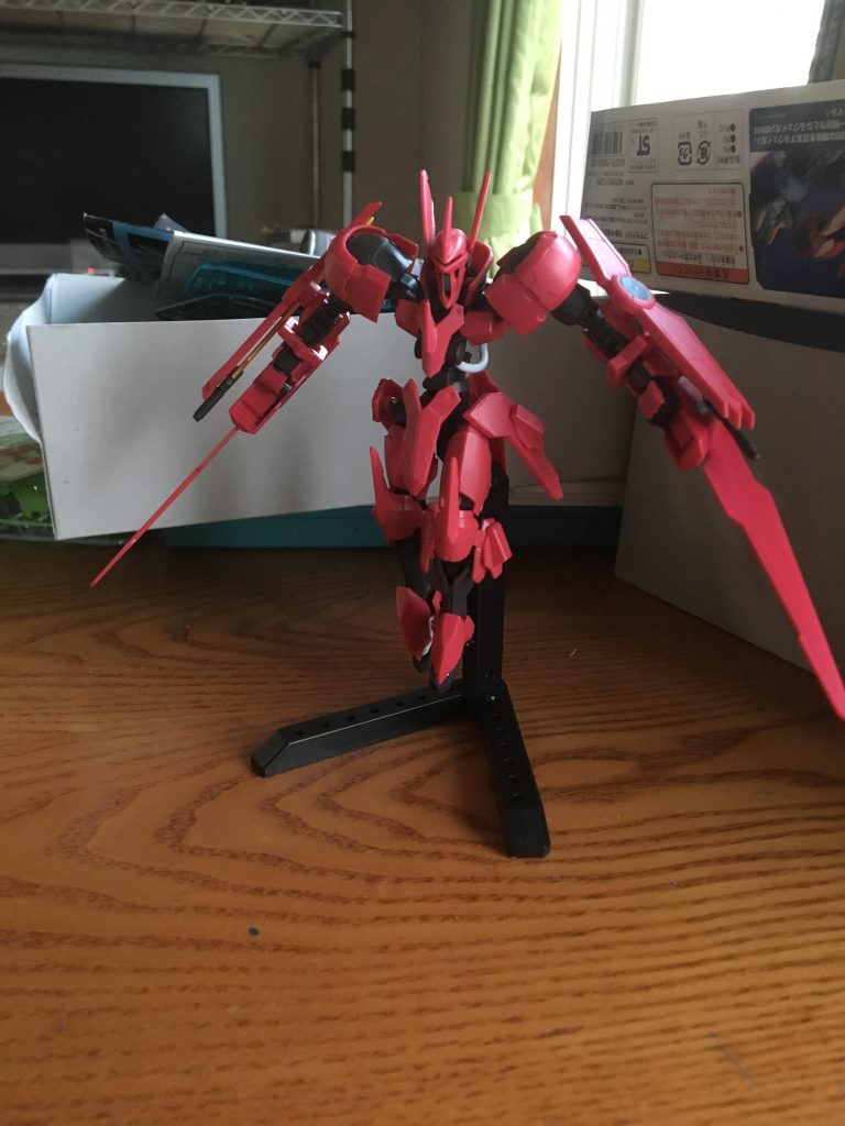 ポーズ2。
足の装甲が干渉しまくってて自立が難しいのでそこが改善点ですかね。あとはウイングの収納法も考えねば。