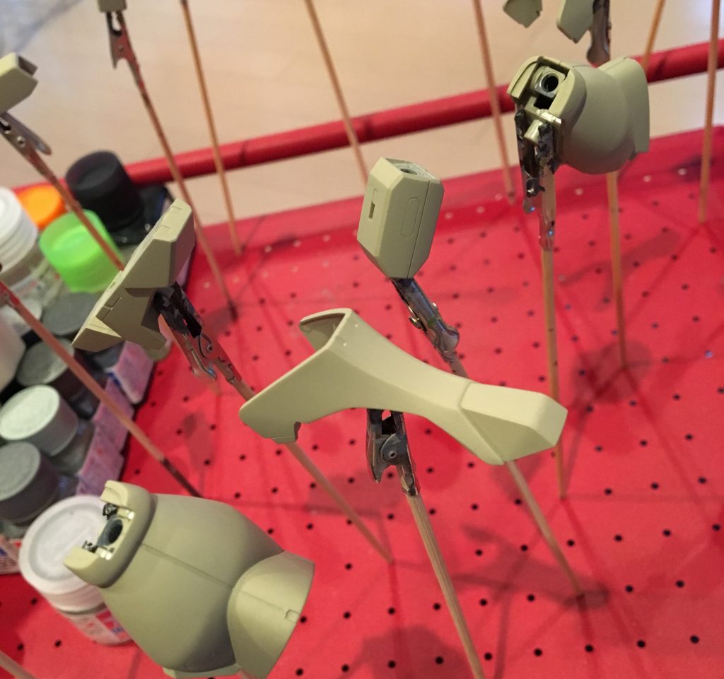 基本色はタミヤエナメルの「バフ」です。