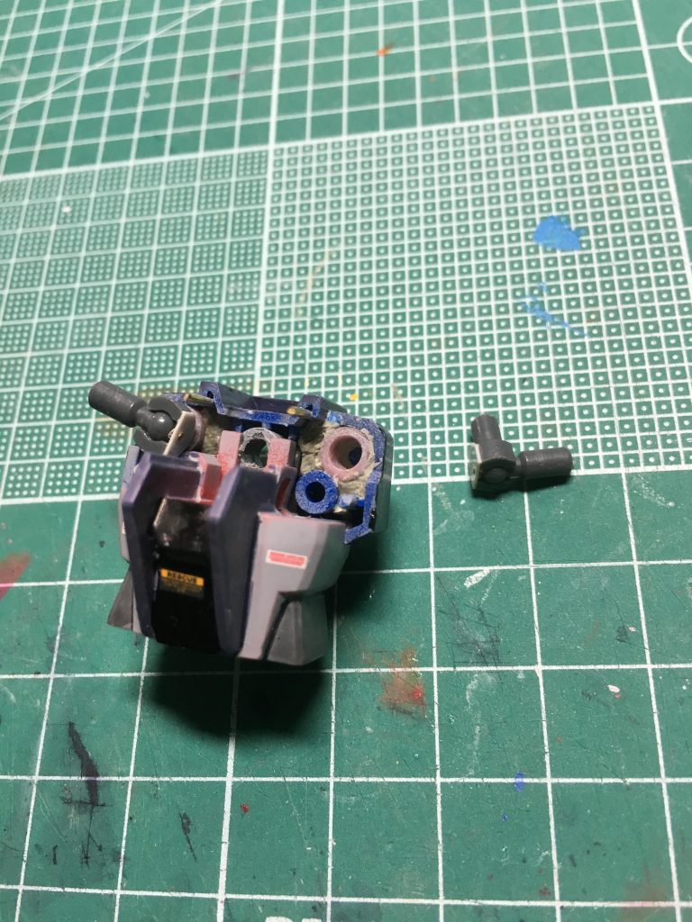 　肩内部にジョイントを仕込み、「ボールデンアームアームズ付属のボールジョイント(小)をL字型にして固定、肩を上に上げられるようにしました。

　また、胴体のリブがほぼなくなっているため、背中パーツは胴体に接着。メンテナンスのため胸パーツを外せるようにしていますが、結構保持力が不安定です。襟の内部に0.3ｍｍシンチュウ線を入れて固定ピン代わりにしました。