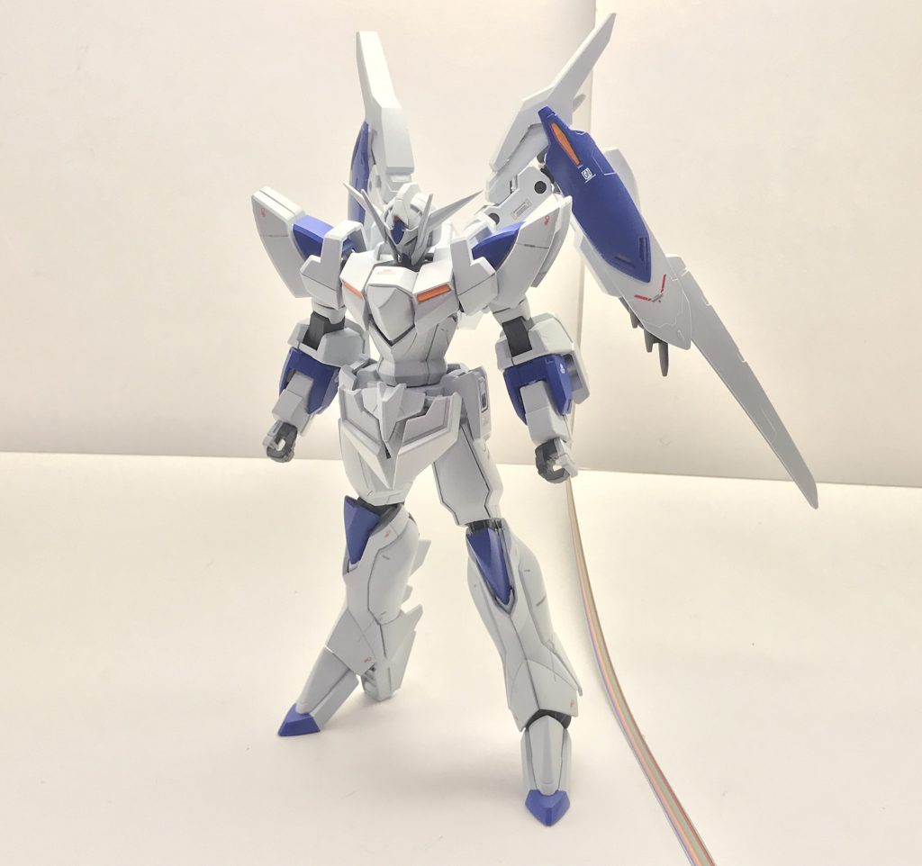 正面。胸部GNコンデンサーもイメージソースとなった機体であるガンダム・バエルに近づけるため装甲に置き換えられており、粒子貯蔵量こそ原型機に劣るものの、後述する武装との兼ね合いで殆ど影響は瑣末なものといえる範囲に収まっている。