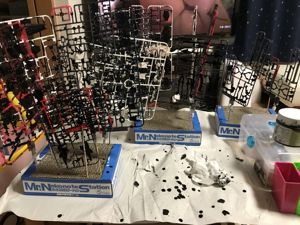 ランナー事に黒板化させた時の写真です。この時点で気づけばよかったのですが、どうやら湿度の関係か2度塗りのを焦ったのが原因かきちんと黒板化されずに表面がツルツルになってしまいました。