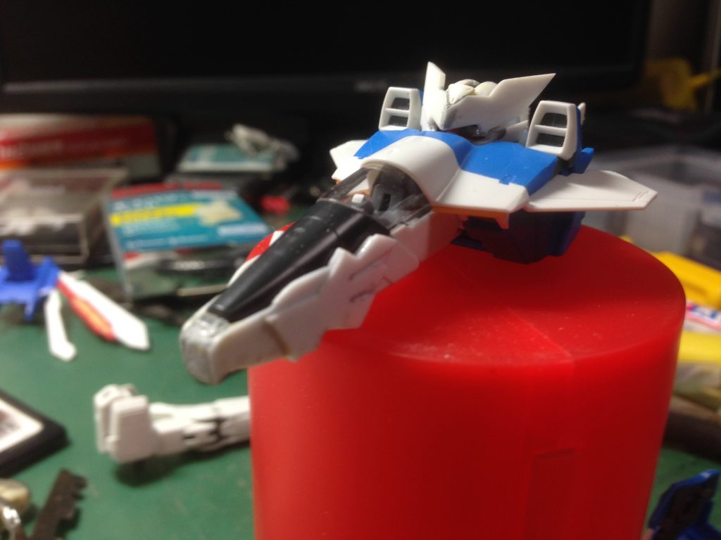 コアファイターの先頭部分を削ってタカ顔を仕込んでます
元のサイズと変わると合体時に入らなくなってしまうためにサイズも調整