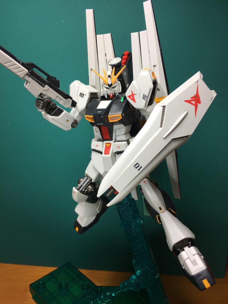 　ランナー都合上、バックパックのファンネルマウントが1つ余るため、サーベルラックと差し替えればダブル・フィン・ファンネルもできます。

　思えばSDガンダムフォースのガンイーグルはνガンダムが元ネタだったんだなぁと実感。ただSDには疎いのでもしかしたらそれ以前にいたかもしれませんけれど。