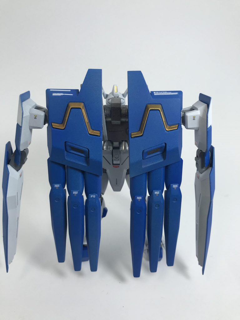 後ろ姿で。バックパックの指（？）部分が干渉しあって塗装禿げしないよう慎重に組み立てました。なお、しっかりと禿げてしまった。