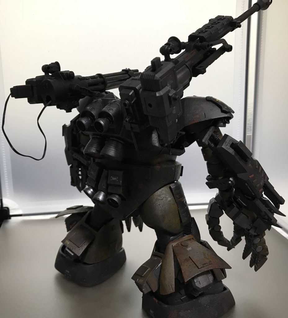 バックパックにコトブキヤのジョイントを使用し装着、ガトリング、キャノン共に外部ジェネレーターを使用し電動で動きます。