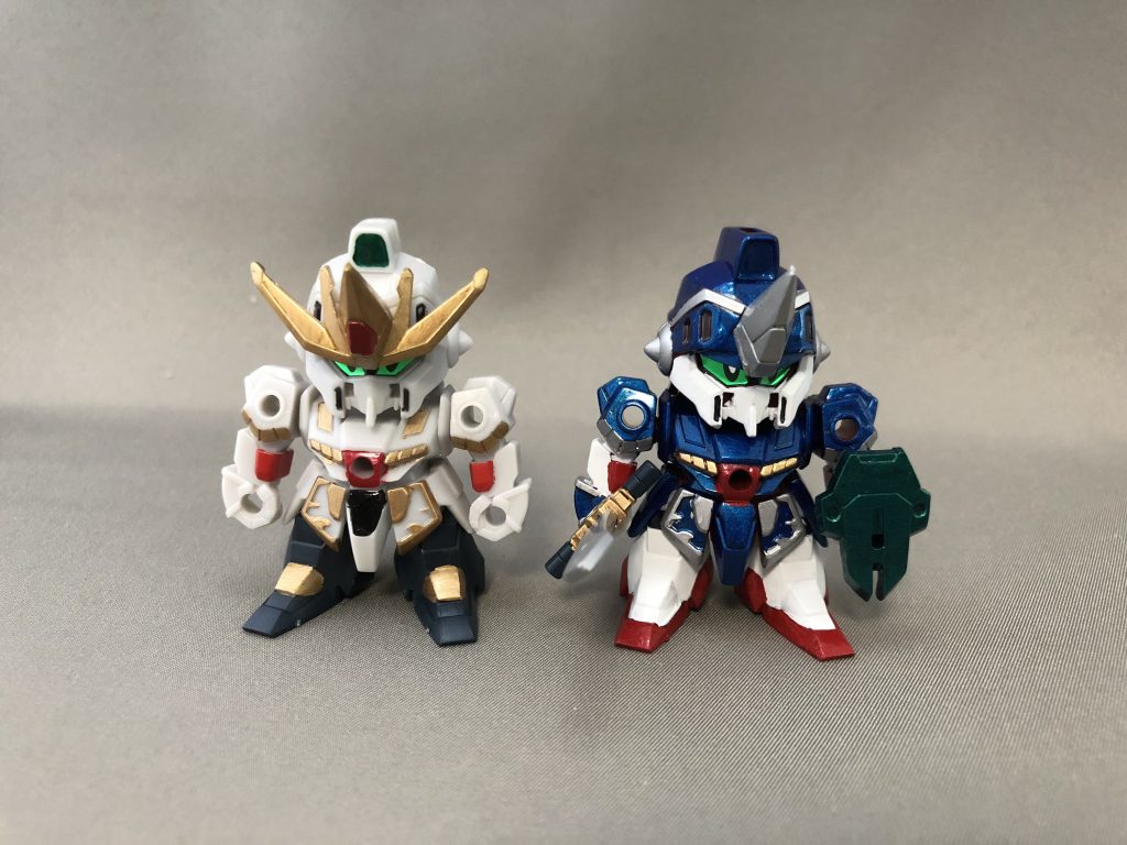 騎士、通常カラーとの比較
剣士ゼータの一角ツノを再現するため、アンテナをカットしています