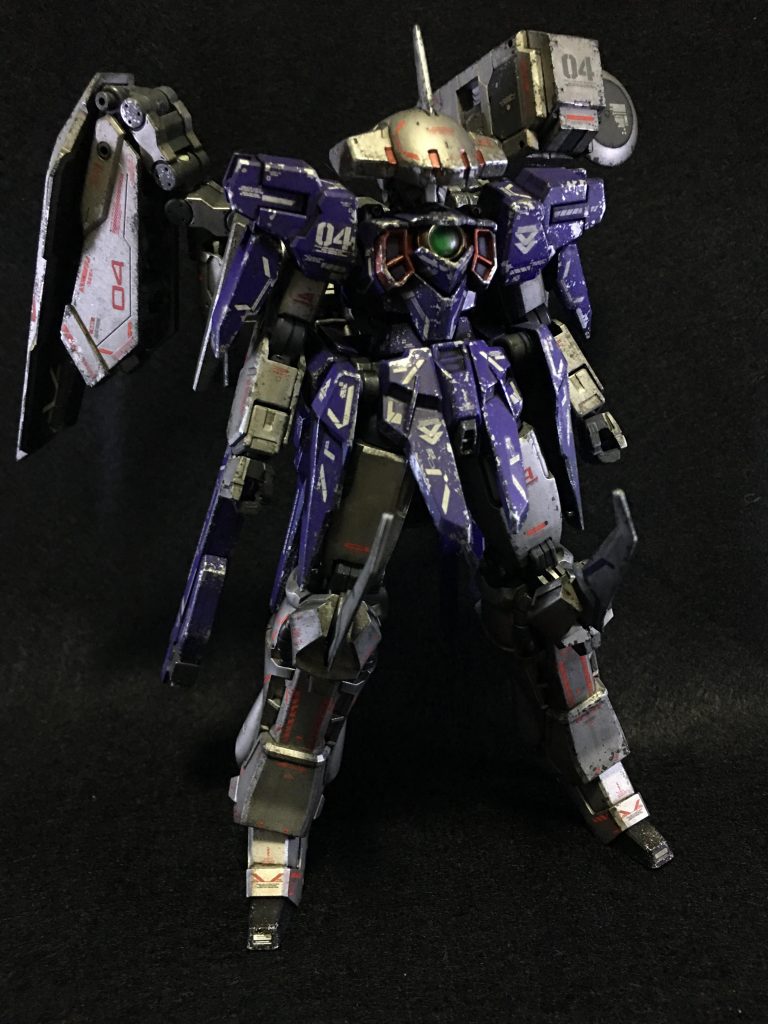 基本装備
右翼部
翼部マルチプラットフォーム
本来は後述のレーザー砲の基部として開発されたものを改良し互換性を持たせたもの。
基部にハードポイントを4つ備える他、上部が展開しビーム砲として機能します。
左翼部
穢身探知型誘導弾
パイロットの生体反応(穢れ)を探知・追跡する誘導弾です。