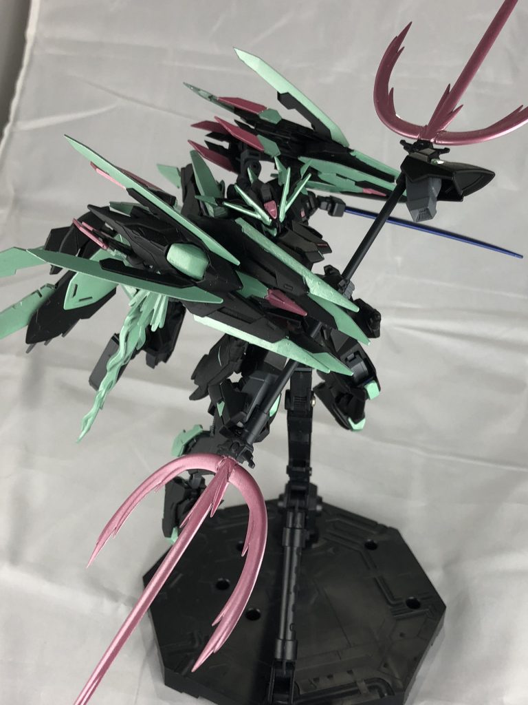 バーストモード。(分かりづらいですが翡翠色の風を放出しています)
相手の攻撃を防いだりはしませんが、機動性の向上と武器の威力増加で絶大な効果を発揮します。