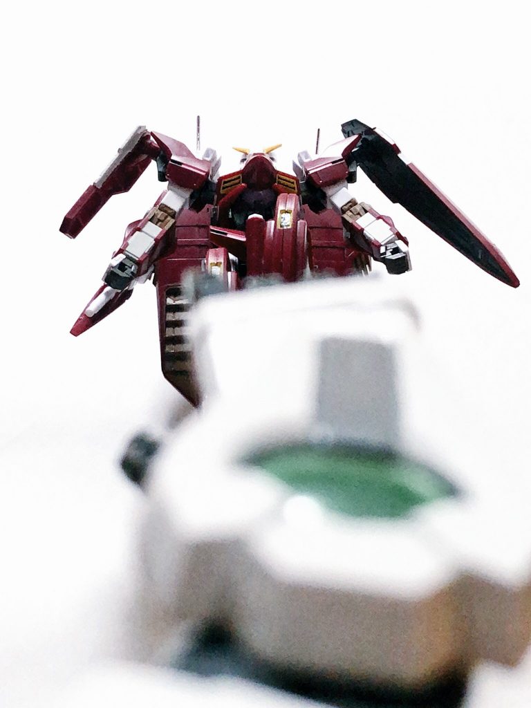 初登場シーン
エクシアの腕と一緒に