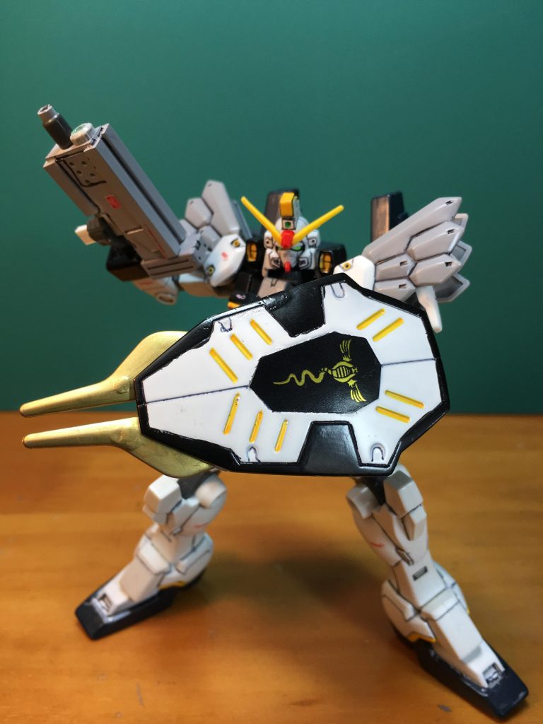 プラ板の箱組でビームマシンガンを製作。形は全く異なりますがあくまでも雰囲気重視ということで。センサーは例によってビルダーズパーツHDの「MSサイトレンズ01」です。銃口はボールペンの芯を切ったものですが、PP樹脂製でそのままでは接着できないため、プラパイプを被せる+サフの塗膜の厚みで無理やり固定しました。
 シールドはクローに押し出しピンの跡があったため、瞬着で埋めてみましたが処理が不十分で変に盛り上がった部分があります。