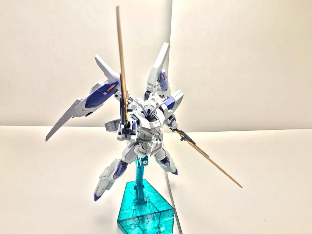 余談ではあるが、ブレイクデカール事件でGBNを震撼させたシバ・ツカサは機体の壊れない、データで性能が定義されるGBNを偽りの世界だと定義していたが、本機のダイバーはそれとは対照的にGBNこそ真実の世界としている。頻繁にガンプラを買い換えたり補修しなければならないGPDには経済力が求められるものの、GBNにおいては回線代とキットを購入すればほぼ全ての人間が上を目指すスタートラインに立てるためである。