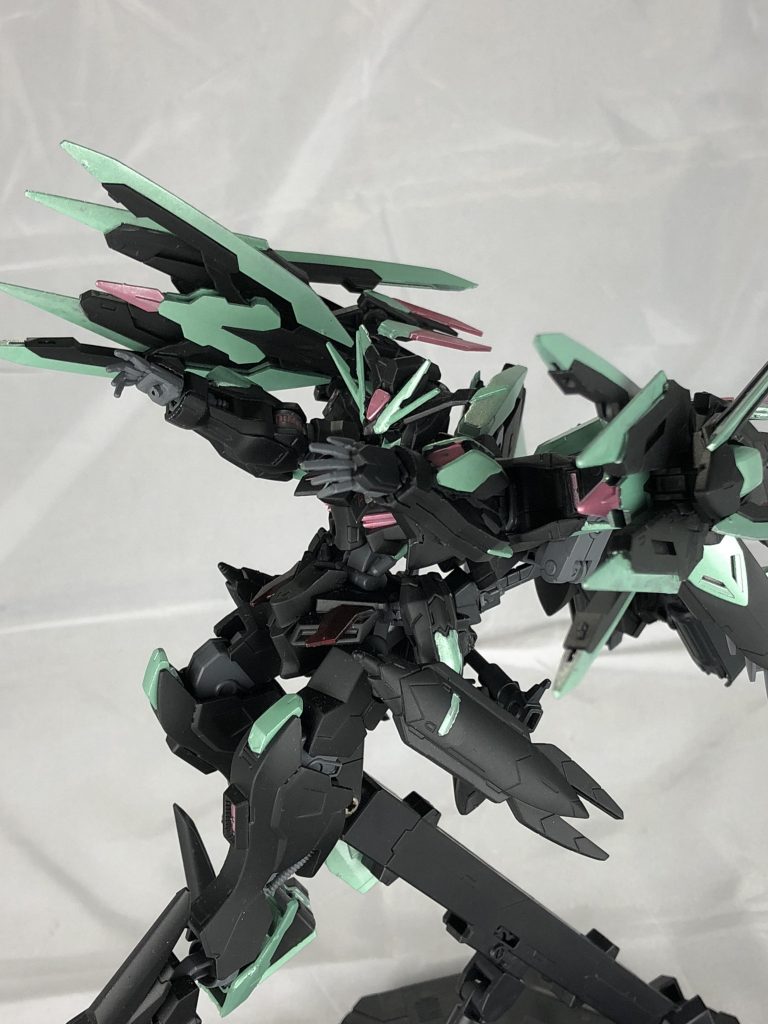 龍撃砲(りゅうげきほう)。機体に直接接続された状態で下の牙を開けて高出力ビームを放つことが可能です。一応、射出時にも放てますが直接接続時と比べ威力は若干下がります。