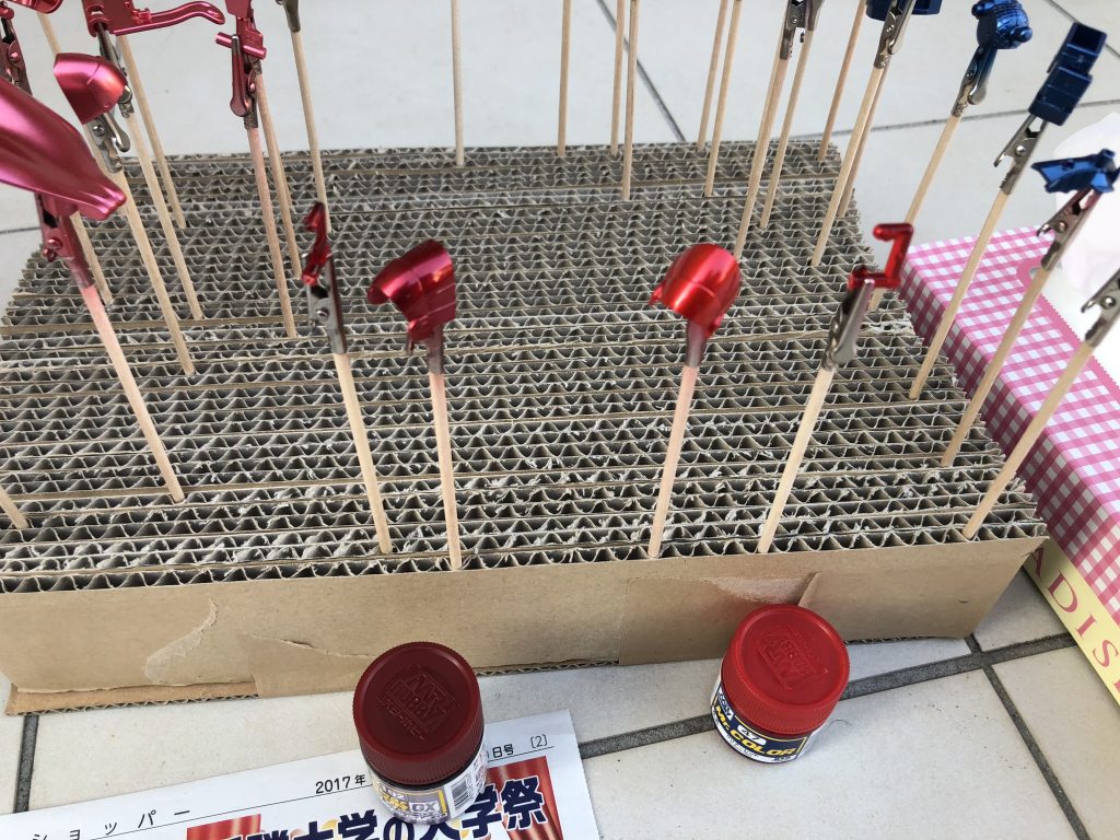 赤を決める際にはどんな色がいいのかいくつかテストをしました。