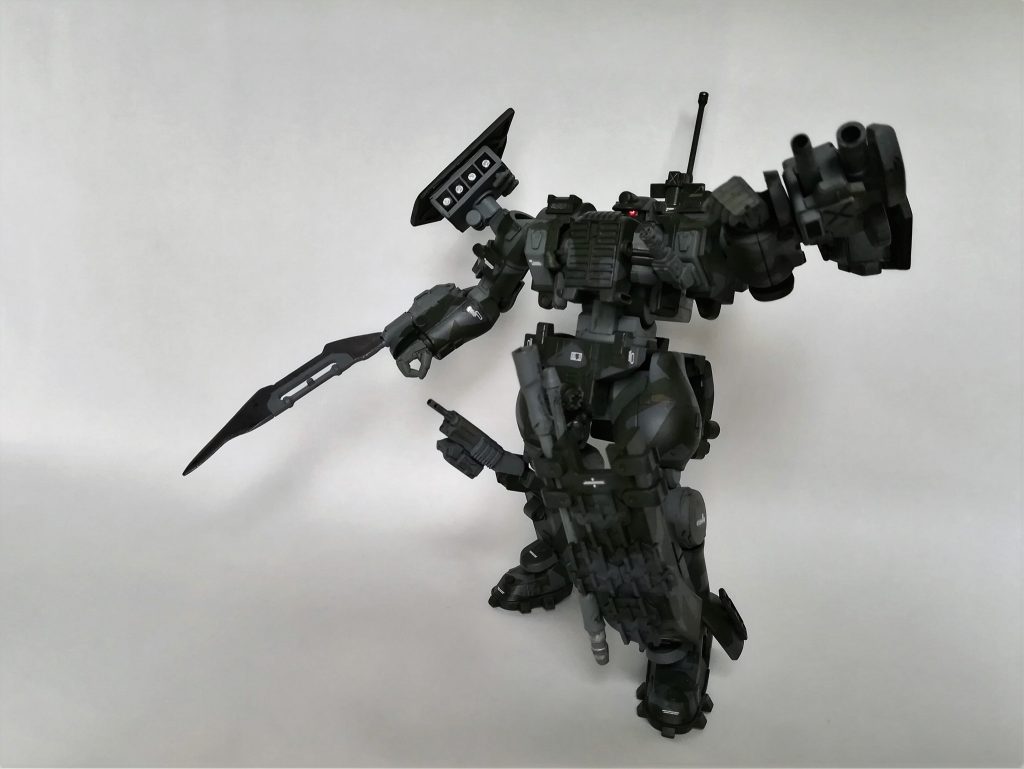 取り回しの良い武器と言う事で下段に50mm機関砲でコンパクトに、上段にミサイルランチャーです。
発射薬でポンッっと撃ち出してロケットに点火するので、バックファイヤーの心配が無いので
格納庫内から撃ち出したり、足元に歩兵がいても安心設計です。
腕の四角穴に付けられるので、ブレイドとも左右に付けられます。