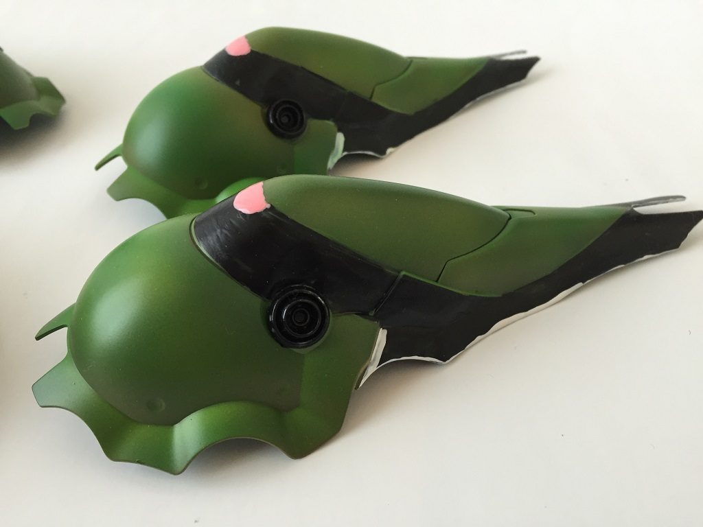 胸部から尾部にかけて袖付きの模様が出始めるのも終齢幼虫の特徴です。
きれいな模様はサナギの時期を越え成虫にならないと出てきません。