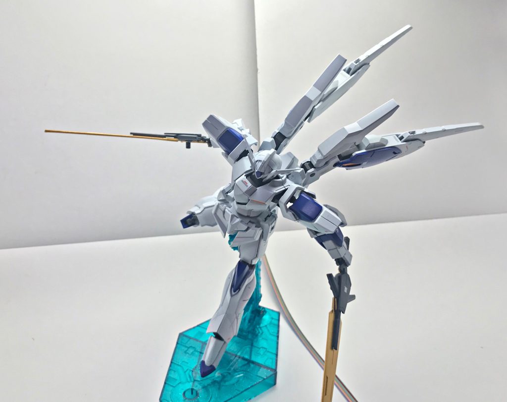 GN電磁砲。バエルが備えていたものと同じ武装であるが、GNドライヴと直結したことで大幅な射程と威力の向上という思わぬ結果をもたらしている。とはいえスラスターユニットに装備されている都合上、取り回しが良いとはいえないためもっぱら牽制用として機能しているのが実情である。