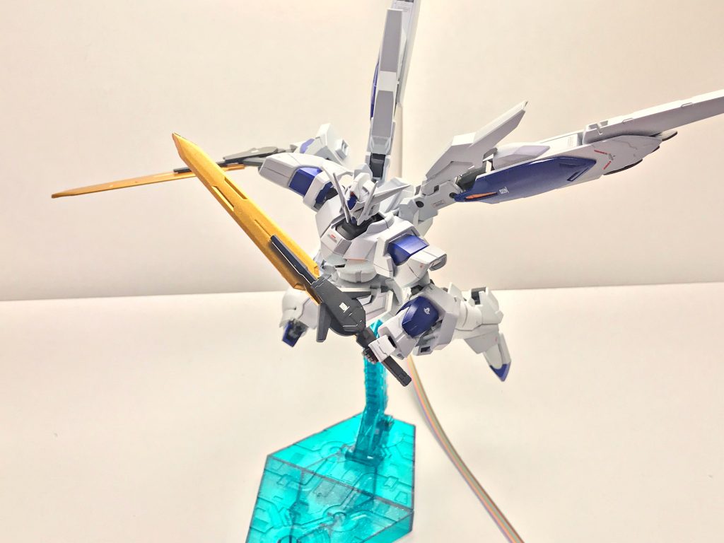 GNバエルソード。本機の軸となるほぼ唯一の武装であり、不壊不朽を誇ったバエル・ソードの伝説を限りなく再現するために異なる作品のテクノロジーを組み込むこと、つまりGN粒子によってレアアロイの刀身をコーティングする事で切断力と耐久性を飛躍的に向上させている。また刀身も原型武装より大型化している。