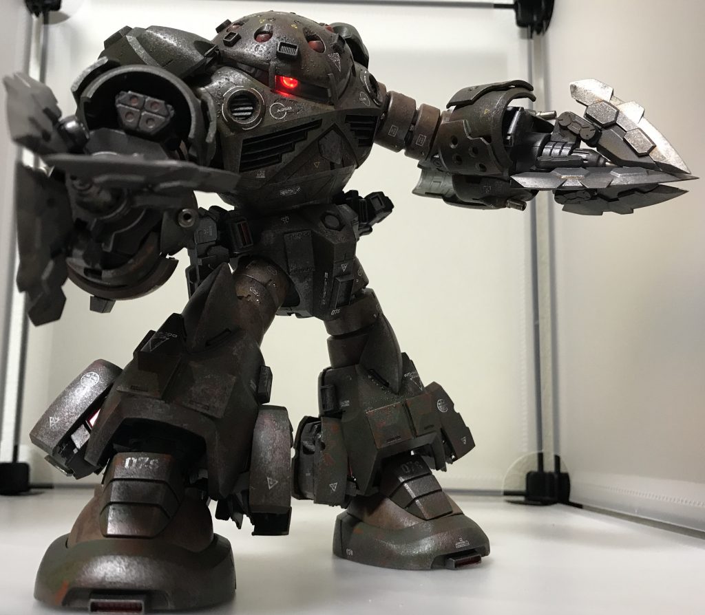 塗装はオキサイドレッドを下地にオリーブグリーン、ダークグリーン、ブラウンで塗装。
ケープ剥がし、スポンジチッピングでウェザリングしています。