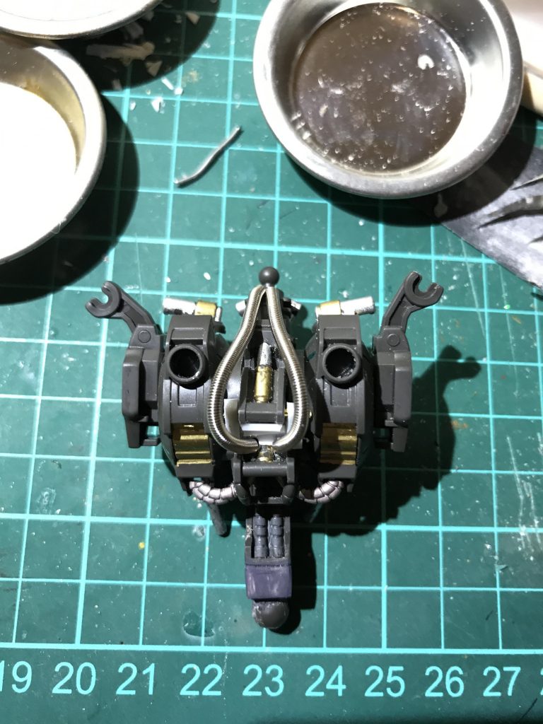 首後ろの部分は可動域拡大のためピン入れたりパイプをスプリングにしたりしてます。
バックパックでほぼ見えなくなっちゃいましたがw