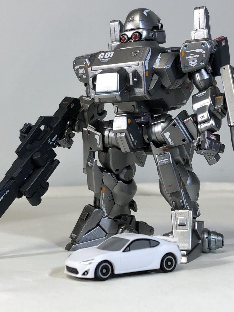 BRZとツーショット。BRZはゲーセンのプライズ専用?のプラ製トミカ。
BRZのサイズから、12m級の小型MSとなります。