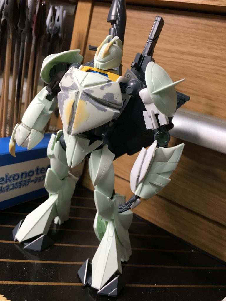 ボリューム足りないところにパテを盛り
なんとか形になったところ、この後プラ板で色々やりました
左太腿に違和感感じた方はターンエックス好きですね
余ってる固まってたパテを削って貼り付けました^^;勿体ないからさ…