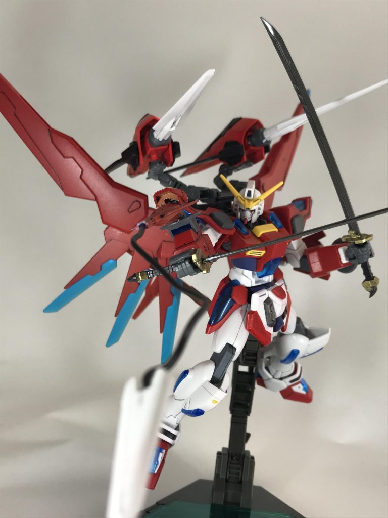 両腕の武器は劇中でもアンカーとして射出していたのでリード線を無理矢理差し込んでそれっぽくなるように撮影しました。