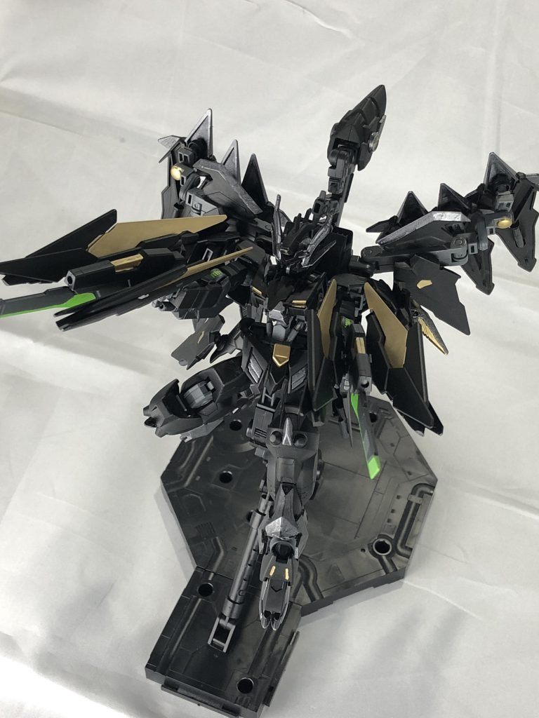 ファンネルビームライフル。左右のファンネルはもちろん中央のビームライフルも遠隔操作可能です。