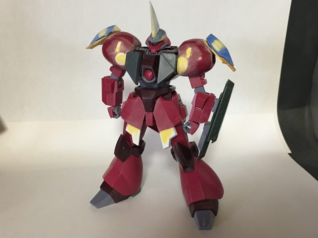 頭部は上部にガフラン、胴体にはMSGのエクスアーマーを接着、肩はザクアメイジングの脹脛にディナイアルのサイドアーマーとRGオーライザーのバインダーパーツ、フロントアーマーにはアメイジングストライクフリーダムを使用、パテを使用して馴染ませています。