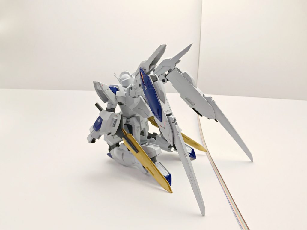 降着姿勢。GNバエルソードは腰部のラッチに装備することが可能であるほか、そこから粒子を供給できる。ダイバーは極小数のフレンドすらも知らない場所に個人の居を構えており、そこで展示するときはもっぱらハンガーではなく露天駐機を行っているらしい。