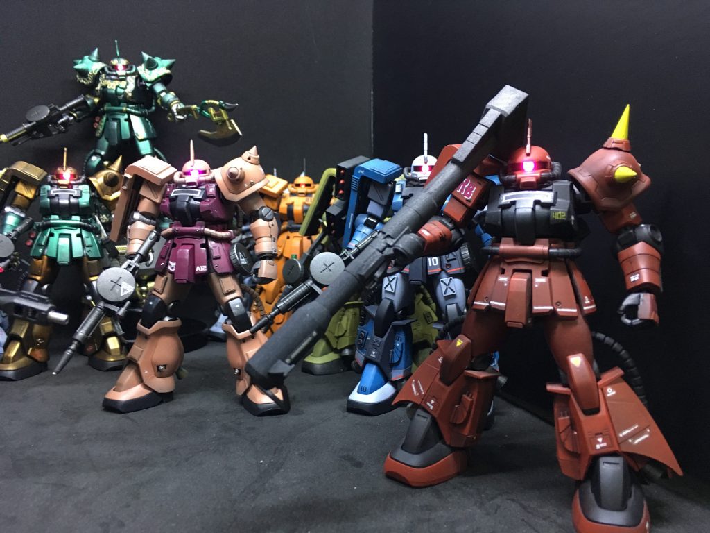 F2ベースミキシングのマッシブな高機動型ザクを集めて飾りたいという、2年前の構想からようやく実現♪