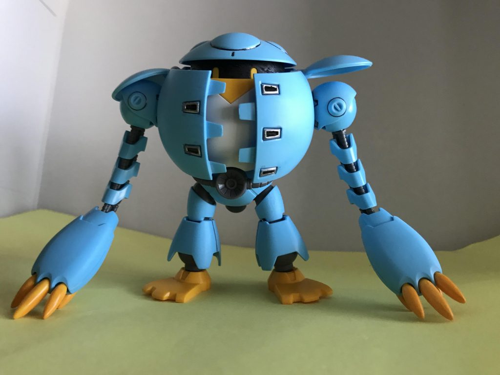 正面から。両手は一節づつ長くなっています。