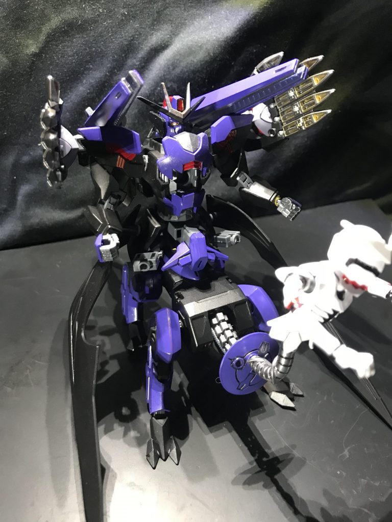 高火力のバースト状態です。バックパックのレールガン×2、胴体のメガ粒子砲で攻撃します。