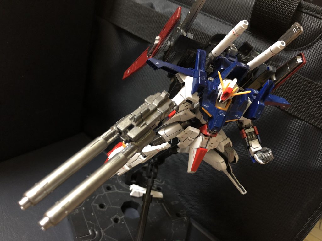 武装
・ダブルビームライフル
ZZガンダムの装備であったダブルビームライフルは、変形時に機首となる為、かなり大型で取り回しづらかった。その為、砲身を小型化し、取り回しを大幅に改良した。
・大型ビームサーベル
背面に2基装備。ZZガンダムに搭載されていた物と同型。サーベル出力口と逆側にビーム射出口があり、本体にマウントした状態ではビームカノンとして使用される。