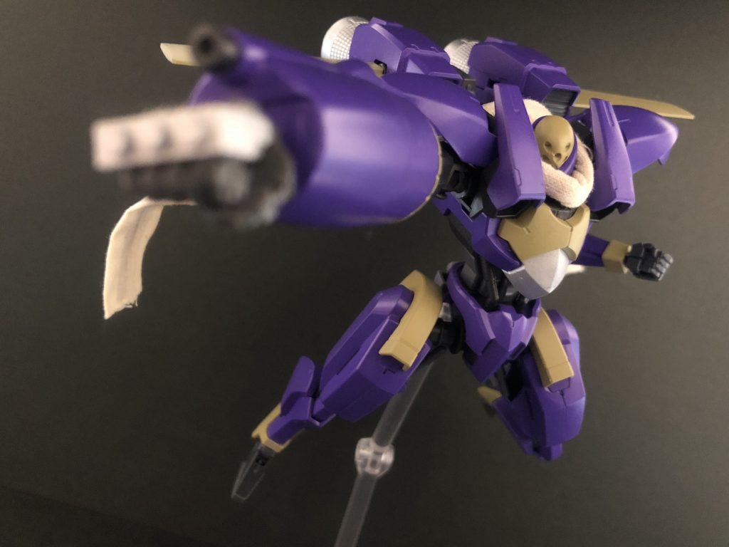 「スクラップ・フィストォォォオオ!!」大きな右腕のおかげでパンチアクションに迫力がでます。