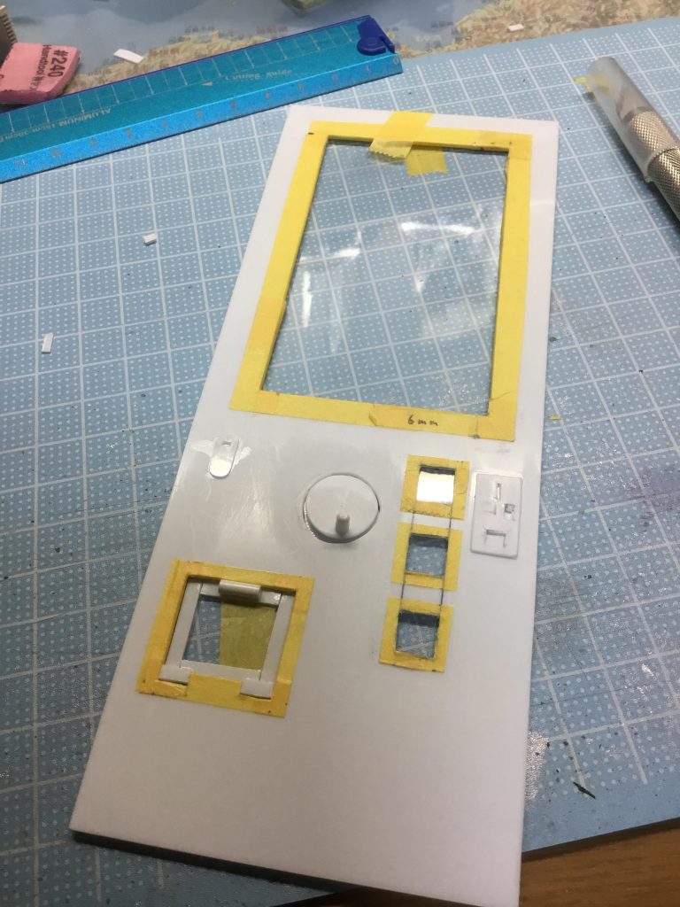 筐体はプラ板で自作しました。透明なところは百均のプラ板です
こうゆうのをスクラッチというのですね…!