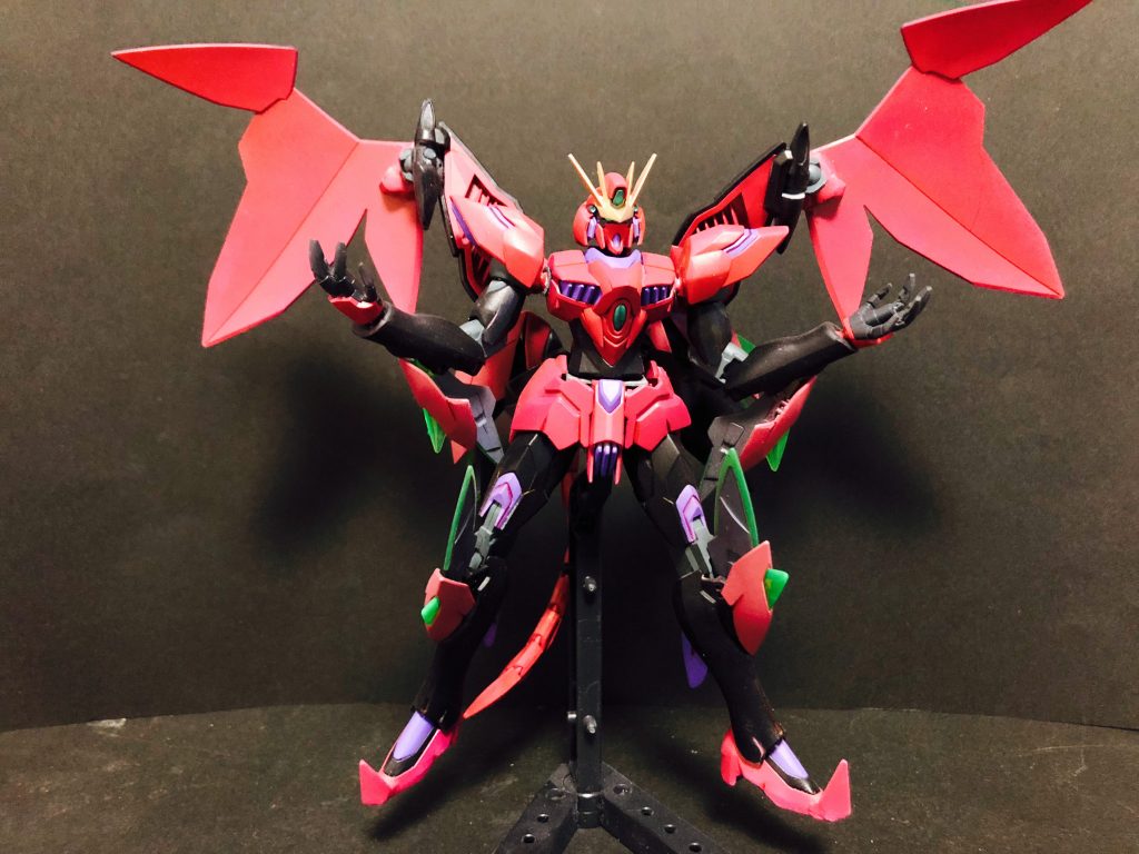 最大稼働モード
マグナムが攻撃に力を入れているのに対しアヴェンジマグナムは防御に力を入れている。フレキシブルに取り付けたゼダスの翼は前面に展開することで防御力を高めている。これはデスサイズのアクティブクロークやフルクロスを参考に作られている。またXトランスミッターが増設されているため、ビット攻撃はもちろんビームバリアの性能も向上している。ビームバリアとクロークで完全に閉じこもった形態になるとあらゆる攻撃を寄せつけない(ただしクロークによる可動範囲の制限でこちらも思うように攻撃はできない)。