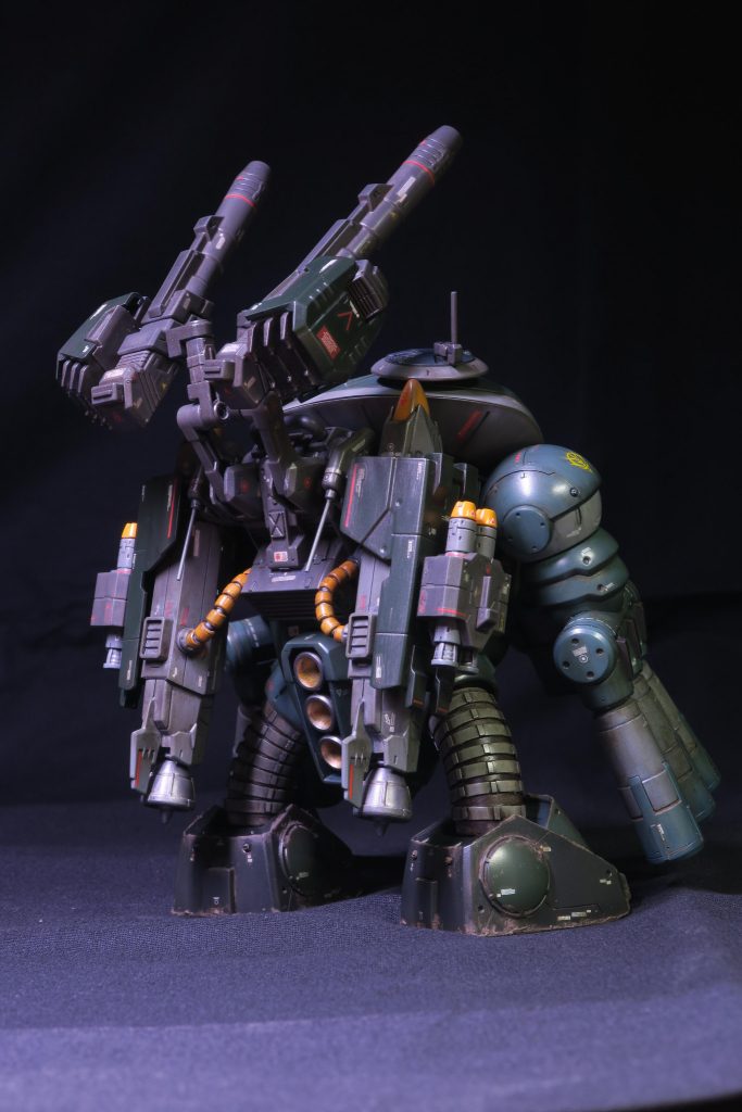 水中移動を高速化するため、背部には大型のジェットエンジンを搭載。