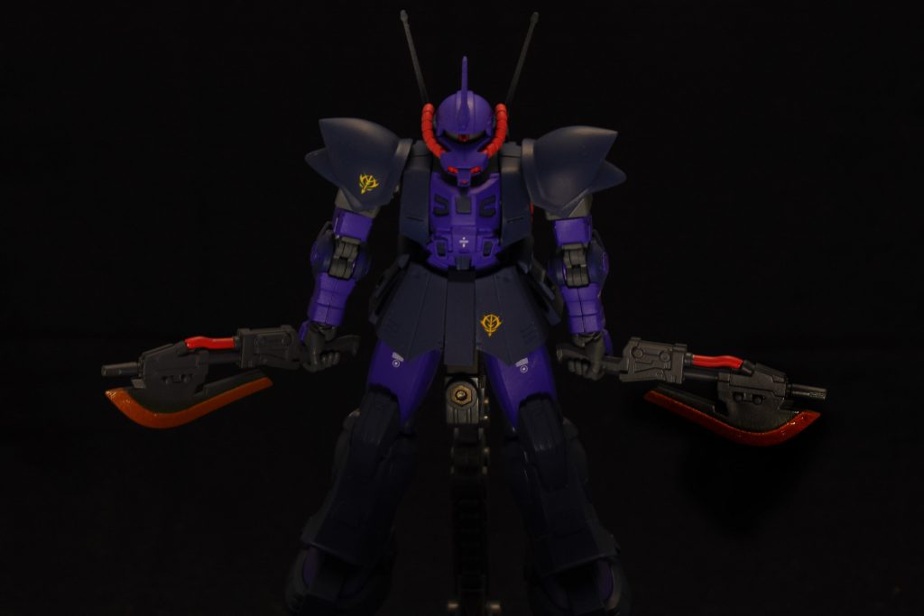 マレット専用アクトザクで印象に残っているグラナダでの最終決戦、停戦後に現れたシーン。その時のポージング。
あそこのラスボス感が好きなので照明も気持ち暗めに、光の当て方もダークヒーロー感が出るように意識しました。
ヒートホーク2本持ちな印象が強いんですけどこの装備はこの時しか使用していないんですよね。