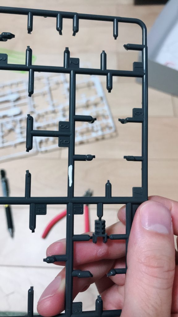 色分けは完全にキット任せですが、肩のフィンの白のみ塗装しました。ガンダムマーカーのニューホワイト、隠蔽量スゴい...。