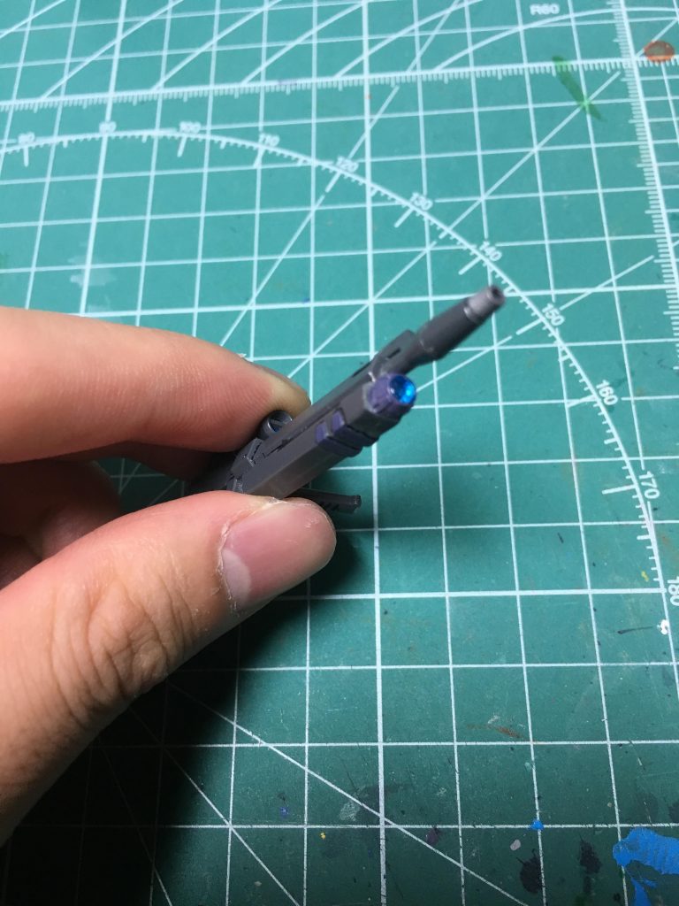 プロトノワール同様、銃口下のグレネードを切り取り、ビルダーズパーツHDの「MSサイトレンズ01」を接着。