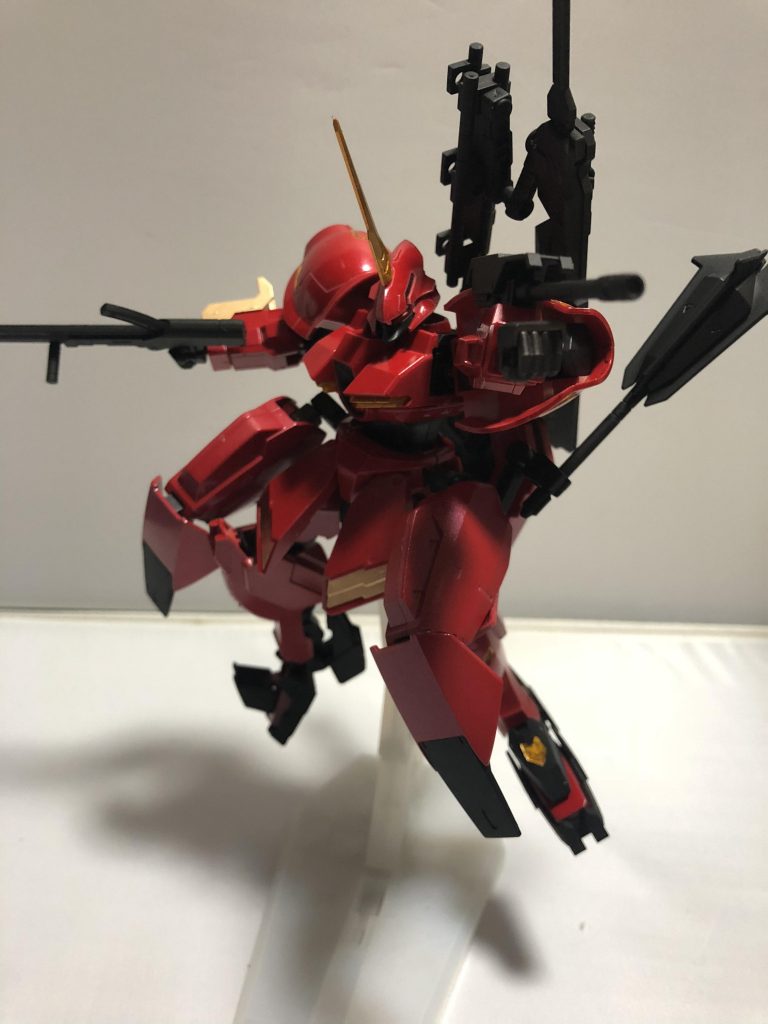 左腕に迫撃砲、右腕にロングライフル、サイドアーマーの盾を構えています