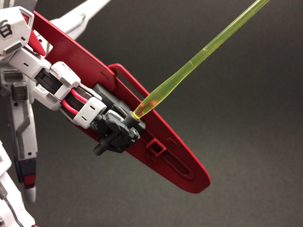 シールドのグリップはビームサーベルになってたりします