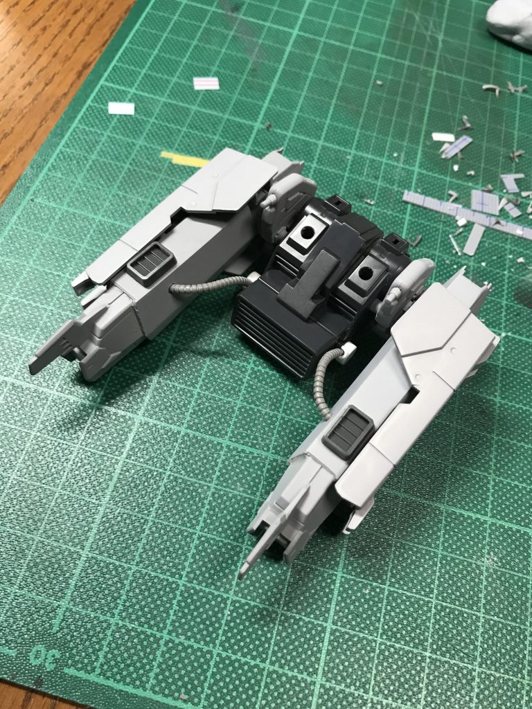 一番大きな改修は、バックパックです。キャノンを取り付ける穴を開け、サイドには推進器らしいパーツを取り付けました。主にビルダーズパーツです。